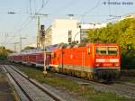 Ungewhnlicher Doppelstock-Garnitur in Freiburg:   RB 26578 in kompletter DR-Garnitur mit 143 185 und 143 903 fuhr eben von Freiburg Hbf nach Offenburg ab.