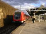 Eine RB44 nach Heidelberg wird in Vaihingen (Enz) von der untergehenden Sonne angestrahlt.