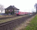 Eine Seltenheit auf dem RE 4. Am 04.04.2006 bernimmt mal ein Doppelstock Steuerwagen der Art 763.6 die Spitze des WupperExpress. Hier bei der durchfahrt in Herrath auf dem Weg anch Dortmund Hbf