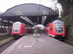 Zwei Doppelstockverbnde treffen sich hier in Aachen Hbf. Links: RE 1 nach Hamm(Westf), Rechts: RE 9 aus Siegen.
Datum: 12.04.2006