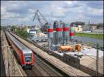 Am Haltepunkt Mannheim-Handelshafen hlt ein Regionalzug, mit dem Steuerwagen voran.