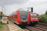 Kopf an Kopf: der Steuerwagen des RE nach Bielefeld Hbf trifft auf die, einen IC schiebende, 101 113-9.