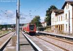 Am 16.9.00 war der Bahnhof Orlamnde schon grundlegend erneuert worden: Der Doppelstock-RE nach Jena hlt am neuen Mittelbahnsteig zwischen den Gleisen 2 und 3.