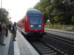 RE 38064 von Cottbus nach Brandenburg Hbf hat den Bahnhof Fangschleuse mit 2Minuten Versptung erreicht! Was auf dem RE1 in Berlin/Brandenburg aber fast schon zur Normalitt gehrt, den diese RegionalExpress-Linie ist in Berlin/Brandenburg die Linie mit dem meisten Fahrgsten, und bis die alle eingestiegen sind - das dauert. Der RE1 wird mit den modernen Doppelstockwagen aus Grlitz bedient, die hier als einzige in Deutschland auch unter RE160(Klimaanlage, Getrnke und Imbissautomat im Servicewagen der gleichzeitig auch die 1.Wagenklasse beherbergt) bekannt sind. 24.August2006