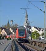 Der morgendliche RE verlsst den linksrheinischen Teil von Konstanz.