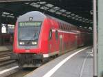 Der RE4 nach Dortmund Hbf steht im Aachener Hbf bereit. Geschoben wird er von der 146 017-9. 19.02.2007