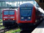 RE nach Mnchen Hbf und MEG 602 mit Zementzug am 21.04.2007 in Regensburg Hbf.