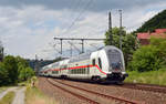 Der IC 2063 war am 22.06.19 von Karlsruhe nach Leipzig unterwegs, als er soeben durch Orlamünde rollte. Schublok war 147 565.
