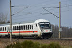 InterCity unterwegs in Richtung Hagenower Land in Front der Steuerwagen 61 80 80-91 131-5. Schiebelok war die 101 008-1. 10.04.2018, 3km östlich von Büchen.