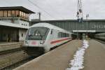 Der Steurwagen des Intercity, bei der Ausfahrt aus dem Bahnhof Mnchen, am 20.12.03