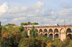 IC 2394 Stuttgart-Frankfurt am 13.10.2020 auf dem Enzviadukt in Bietigheim. 