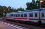 Seitenansicht eines IC Steuerwagens Bpmdbzf, der am Ende von IC 2213 nach Stuttgart Hbf hngt. Ostseebad Binz, 29.05.09.