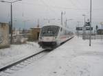 Hier ein IC von Stralsund Hbf. nach Dsseldorf Hbf., bei der Einfahrt am 21.12.2009 in Angermnde.