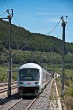 RE von Nrnberg Hbf nach Mnchen Hbf am 21.08.2010 bei der Ausfahrt aus Kinding im Altmhltal.