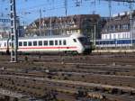 Ein DB Bpmbdzf war am 9.10.05 am Schluss des EC8 nach Hamburg-Altona eingereiht, die Steuerwagenfunktion kann in der Schweiz nicht genutzt werden, darum wird die Lok immer vor den Steuerwagen angehngt, aufgenommen in Zrich HB. 