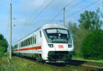 IC 2377 (Ostseebad Binz–Karlsruhe Hbf) am 11.10.2006 in Huckstorf, aufgenommen vom Bahnbergang