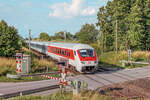 Obwohl rot bei den InterRegios eigentlich die 1.Klasse signalisierte, bot der Steuerwagen an der Spitze des IR nach Karlsruhe nur die 2.Klasse und ein Fahrradabteil.