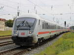 Bpmmbdzf 61 80 80-91 151-3 als IC 2263(Binz-Hamburg)bei der Einfahrt im Rostocker Hbf.23.08.2024