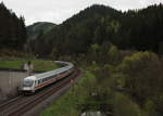 Der IC 2355 (Rostock Hbf - München Hbf) passiert am 05.05.2017 die Fichbachmühle in Lauenstein.