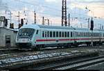 Bpmbdzf mit Schublok 101 078-4 als IC 1952 (Linie 50 MDV) von Leipzig Hbf nach Köln Hbf durchschleicht den Bahnhof Großkorbetha auf Gleis 6.