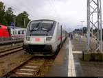 Bpmbdzf mit Zuglok BR 101 als IC nach Stuttgart Hbf steht in seinem Startbahnhof Ostseebad Binz auf Gleis 2.