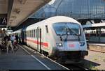 Bpmbdzf mit Schublok 101 021-4 als IC 2336 (Linie 26) nach Frankfurt(Main)Hbf steht in seinem Startbahnhof Karlsruhe Hbf auf Gleis 7.