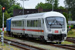 Zwei Wagen einer IC-Garnitur warteten Anfang Juni 2024 auf den restlichen Zug, der bald aus Westerland (Sylt) in Niebüll eintreffen wird.