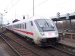 Ein Intercity-Steuerwagen schiebt sich gerade in den Stuttgarter Hbf hinein