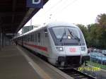 Am Gleis 1b steht der IC nach Dsseldorf ber Berlin Hbf bereit.