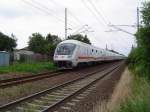 Steuerwagen der Gattung Bimdzf 269.0 vor IC2452 auf der Fahrt von Binz ber Stralsund und Berlin nach Eisenach.