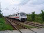 Steuerwagen der Gattung Bimdzf 269.0 am Ende des IC2455  Pommersche Bucht  von Dsseldorf ber Berlin nach Binz. Als Lok diente die 101 062-8. Abgelichtet am 16.08.04 kurz nach Verlassen der Hansestadt Greifswald.