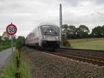 IC 2121 von Puttgarden nach Frankfurt (M) Hbf legt sich kurz vor Reinfeld (Holst) leicht in eine Kurve.