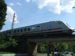 Der Intercity kommt aus Magdeburg-Buckau und fhrt in Richtung Hannover, ber die Brcke fahren sonst nur Gterzge, aber durch die Bauarbeiten muss der Zug diese Umleitung fahren.