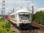 120 106-0 schiebt einen IC Steuerwagen Bauart Bpmbdzf 296 in den Bahnhof Stuttgart-Untertrkheim.