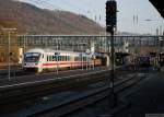 33 Minuten Marburg Hauptbahnhof (XVI). Vor lauter Pnktlichkeit hat es sogar fr eine Zigarettenpause des Schaffners gereicht und der IC 2375 fhrt, noch bevor die Uhr 18:36 anzeigt, in Richtung Frankfurt weiter. Bemerkenswert auch die eigentmliche historisch bedingte Zhlweise der Gleise im Bahnhof Marburg: Gleis 8 – 5-4 – 2-1. (03. April 2009)