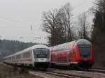 Zugbegegnung am 04.04.2009 in Aling, der IC fuhr nach Mnchen der RE nach Salzburg. 