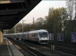 Steuerwagen vorraus fhrt vermutlich der IC 2024, Passau Hbf - Hamburg-Altona an der Station Holstenstrae vorrber.