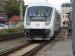 Steuerwagen voran fuhr IC 2184 Hannover-Binz am 25.Juli 2009 in den Bahnhof Stralsund ein.