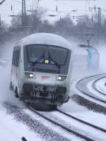 Ein IC Steuerwagen braust am 03.01.2010 am Hp Bochum-Ehrenfeld vorbei.