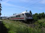 IC Steuerwagen der Bauart Bimdzf 269.2 fhrt mit dem IC Leipzig-Oldenburg unter blauem Himmel, hier nach dem Halt in Nienburg (Weser).