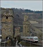 Ein IC Steuerwagen durchfhrt am 19.03.10 das malerische Oberwesel mit den mittelalterlichen Wehrtrmen und der Festungsmauer.