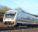 Im letzten Licht des 7.4.2010 rollt ein IC mit Steuerwagen voraus die Filsbahn hinunter Richtung Stuttgart.