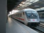 Dieser IC 2156 stand am 3.7.2010 am Bahnsteig 2 im Erfurter Hbf zur Abfahrt bereit.Er bestand aus nur 4 Reieszugwagen und Schiebelok BR 101.