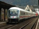 Ein Umleiter IC auf der rechten Rheinstrecke am 03.04.2012, geschoben von 101 058-6, fhrt mit einem die Landschaft und die Frhlingsluft genieenden Fahrgast am offenen Fenster durch Linz.