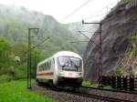 Während sich der Nebel langsam vom Tal löst, schießt ein IC Steuerwagen an unserem Fotopunkt vorbei.