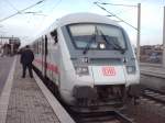 Der Steuerwagen der Bauart Bimdzf des InterCity 2456  Strelasund  wartet auf das Abfahrtssignal.