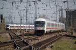 Steuerwagen(Bpmbdzf)als IC 2376 von Karlsruhe nach Stralsund Hbf bei der Einfahrt im Rostocker Hbf.19.04.2015 im Hintergrund machte sich ICE 1611(Warnemnde-Mnchen)vom Acker.