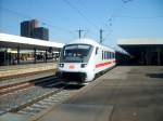 Der IC-Stw des IC2372 verlsst am 19.4.07 mit eingeschaltetem Fernlicht und dem netten Tf den Hbf Hannover