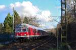 Totgesagte Leben länger. Auf dem RE8 Verstärker rollen hin und wieder öfters mal immer wieder n-Wagen. Nachdem sie letzten Fahrplanwechsel fast vollständig aus dem regulären Umläufen ausgeschieden sind geistern sie immer noch durch NRW. Man hält einige Wagen als Ersatzreserve zurück. Noch kann man auf die n-Wagen nicht verzichten.

Grevenbroich 09.03.2017