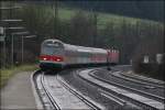 RB91 (RB 39166)  Ruhr-Sieg-Bahn  fhrt in Littfeld ein. Schiebelok ist die Dortmunder 143 208. (01.12.2007)